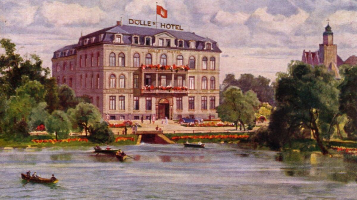 Es war Hotel, Treffpunkt und Schauplatz der Stadtgeschichte: Dölles Hotel, 1876 am heutigen Kaemmererplatz eröffnet. Auf Postkarten warb das repräsentative Haus um Gäste. Foto: Sammlung Peter Bussler