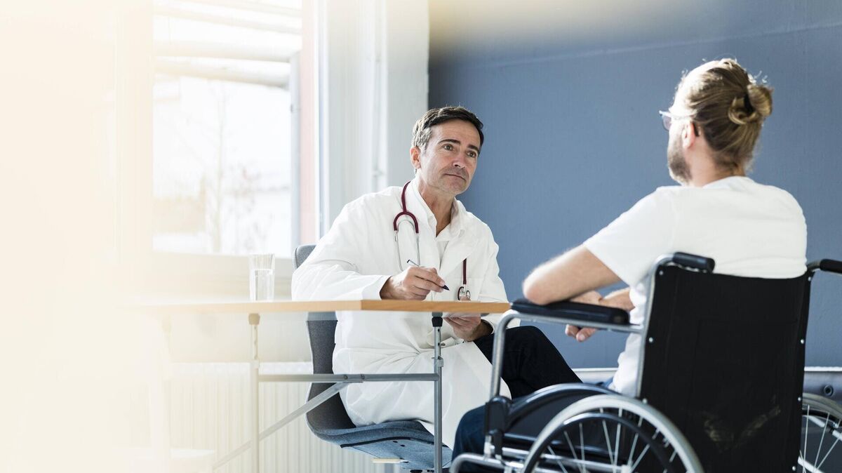 Ein Arzt im Gespräch mit einem Patienten mit Behinderung. Eine solche aufmerksame Gesprächssituation hätte sich auch Sven Meyer aus dem Cuxland (Name geändert) bei seinem Besuch in einer Facharztpraxis im Landkreis Cuxhaven gewünscht. Symbolfoto: Joseffson/www.imago-images.