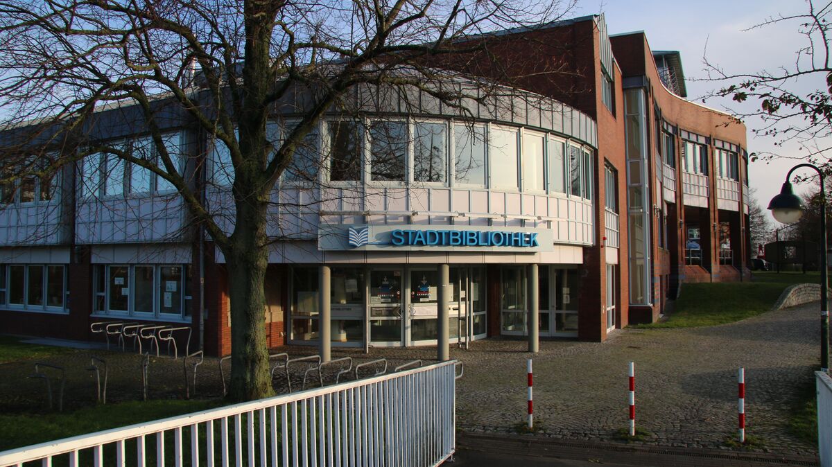 In normalen Zeiten gehört die Stadtbibliothek am Schleusenpriel in Cuxhaven zu den bestens frequentierten Einrichtungen. Schon seit längerer Zeit erschweren Personalengpässe die Arbeit des Bibliotheksteams. Jetzt soll eine Stellenausschreibung kurzfristig das Problem lösen. Foto: Potschka