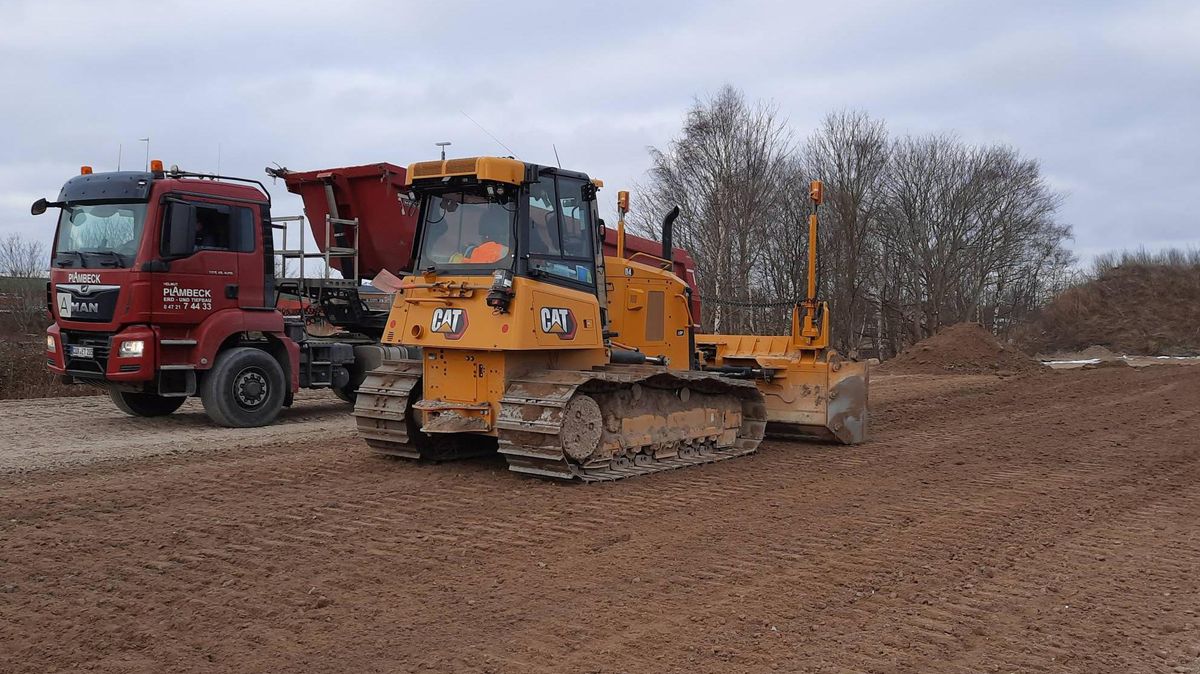 Die vorbereitenden Arbeiten für den Bau eines Holzheizkraftwerks an der Neufelder Straße haben begonnen. In Kürze soll mit der Tiefgründung des Kesselhauses begonnen werden. Dazu müssen mehrere Hundert Pfähle im Boden versenkt werden. Foto: Sassen