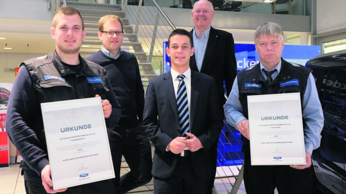 Ausgezeichnete Service-Partner (von links): Lars Bühring (Serviceberatung Autohaus Köster Ihlienworth), Geschäftsführer Dr. Michael Köster, Patrick Faxel (Ford-Werke GmbH), Geschäftsführer Reinhard Köster, und Karl-Heinz Görse (Serviceleiter Autohaus Köster).Foto: Tonn