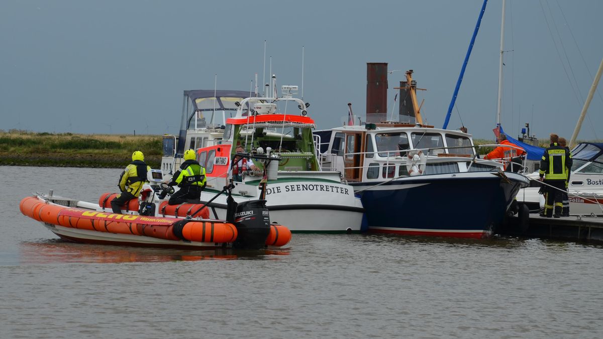 Die Hamburger Motoryacht "Christine" (rechts) drohte, mit ihrer vierköpfigen Besatzung in der Otterndorfer Hafeneinfahrt zu kentern. Foto: Lange