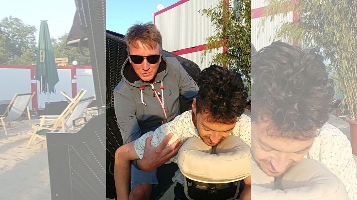 Beat Halberschmidt, Bassist von Marteria, lässt sich auf der Massage-Bank im Deichbrand-Künstlerdorf durchkneten. Foto: Freese