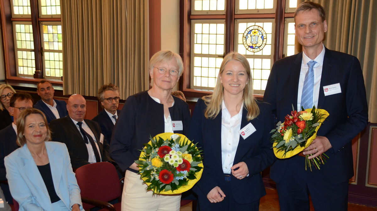 Niedersachsens Justizministerin Kathrin Wahlmann (Mitte) mit Ingrid Stelling und ihrem Nachfolger Oliver Sporré im Königsmarcksaal des historischen Stader Rathauses. Links (sitzend) die Präsidentin des Oberlandesgerichts Celle, Stefanie Otte. Foto: Rohde