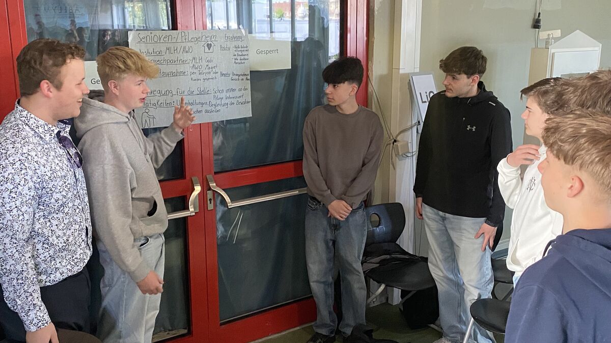 An verschiedenen Stationen berichteten die Zehntklässler den Jüngeren über ihre Erfahrungen und gaben ihnen so Anregungen für ihr eigenes Sozialpraktikum im kommenden Schuljahr. Foto: LiG