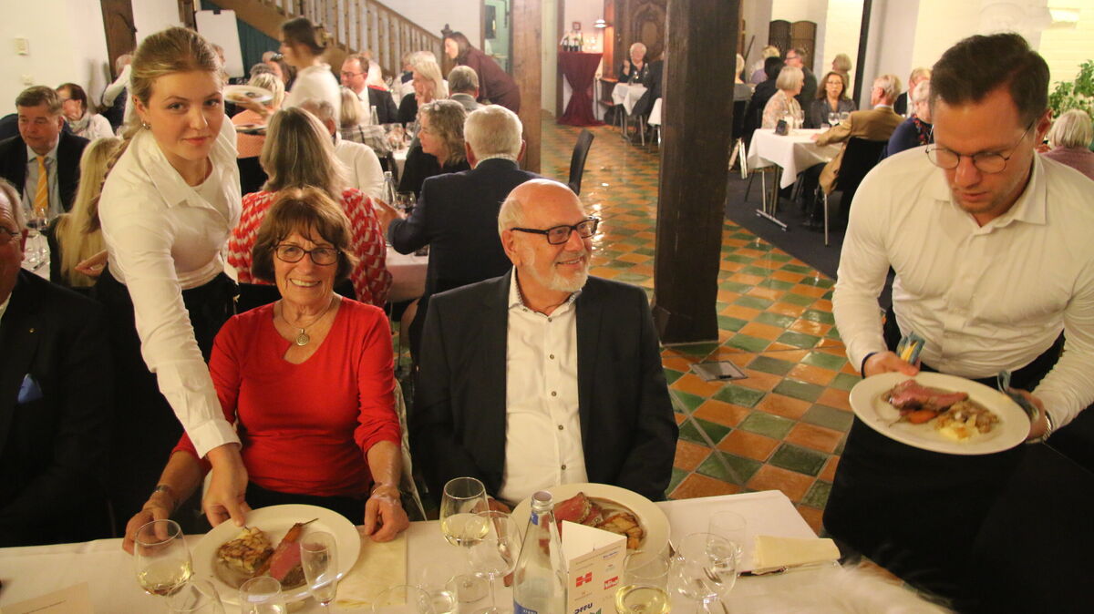 Mit Schwung zum Festmahl: Servicekräfte tragen die Gänge an die Tische im großen Festsaal von Schloss Ritzebüttel. Foto: Jens Potschka