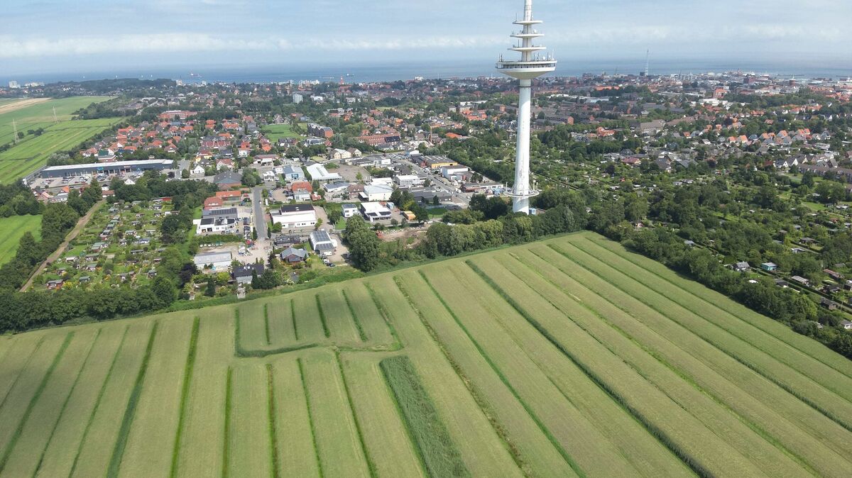 Ein neues Stadtviertel entsteht: Das Areal südlich des Westerwischstroms in Cuxhaven, neben dem markanten Funkturm, wird für die Zukunft entwickelt. Foto: Stadt Cuxhaven