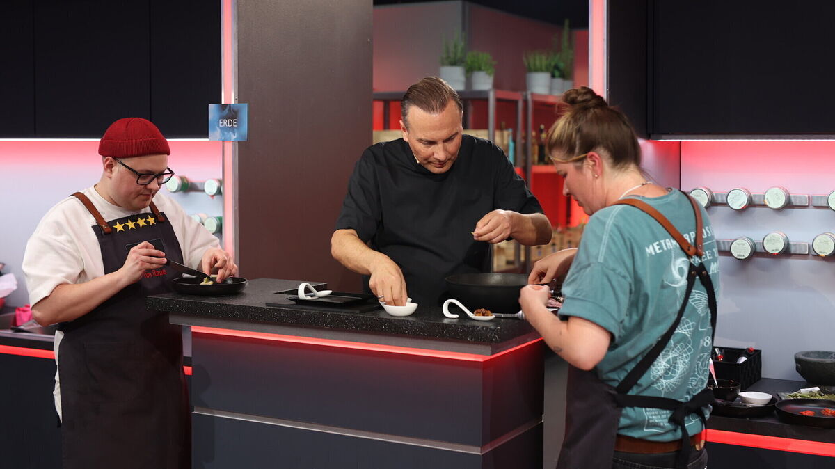 Anne Brandes richtet gemeinsam mit Coach Tim Raue ihren Löffel an – ihre Kreation hatte geschmacklich einiges zu bieten. Foto: Joyn/Benedikt Müller