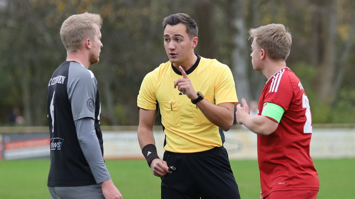 Der Niedersächsische Fußballverband veröffentlichte die Halbzeitauswertung des Fairness-Cups. Die beiden Bezirksligisten FC Cuxhaven (mit Niklas Apel, l.) und TSV Altenwalde (mit Brian Ottowitz, r.) belegen Plätze im unteren Tabellendrittel. Foto: Unruh