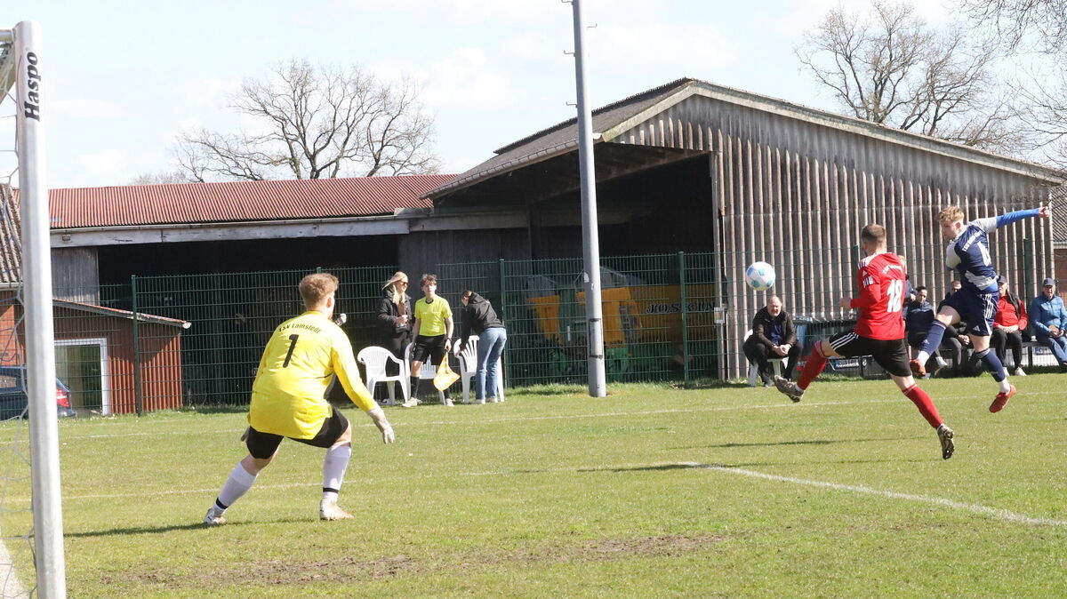 Schon nach sechs Minuten traf Lories Riedel mit einem fulminanten Schuss zur Führung für den TSV Hollen-Nord im Börde-Duell gegen Lamstedt. Doch die Gäste aus Lamstedt nahmen die drei Punkte mit auf die Heimreise. Foto: Witthohn