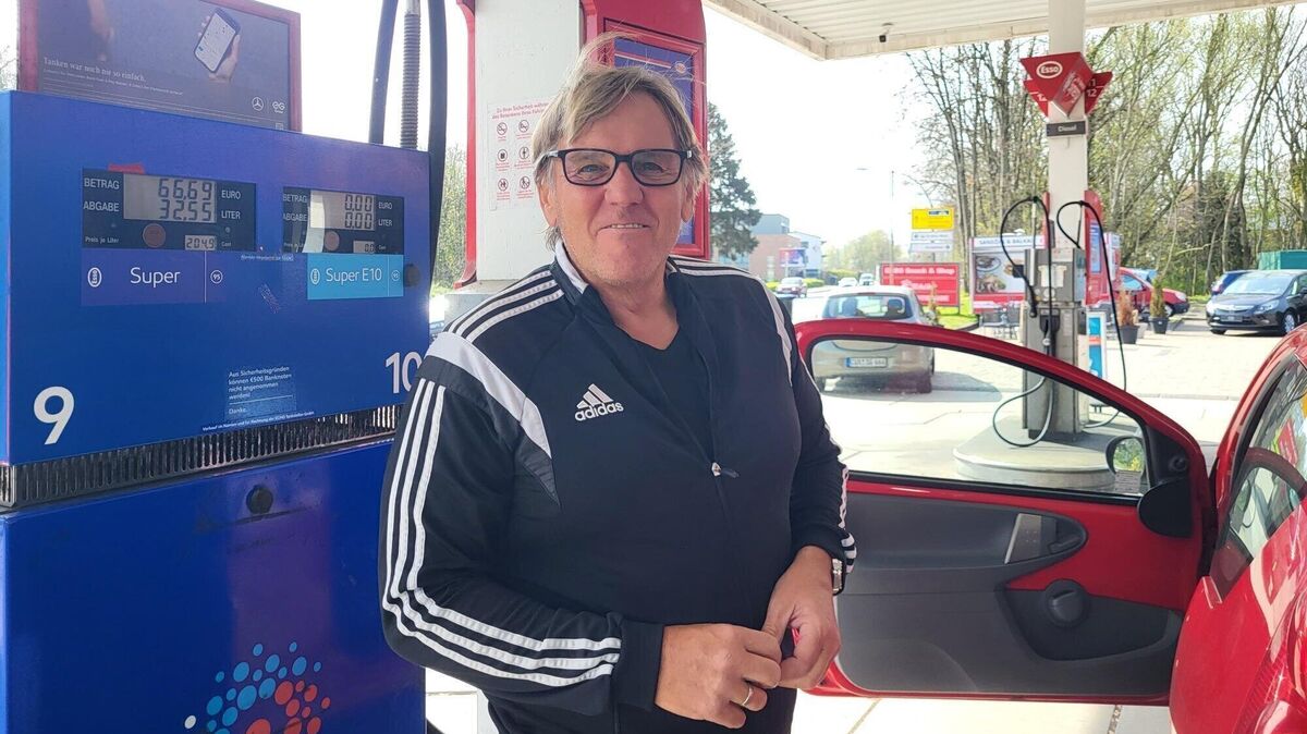 „Ich weiß, dass es ab 12 Uhr teurer wird. Daher versuche ich immer, davor zu tanken": Detlef Mahler weiß, wie er auf die hohen Preise reagiert. Foto: Werder