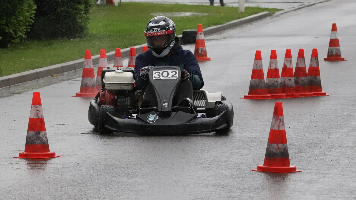 Im vergangenen Jahr war vor allem die nasse Strecke ein Problem für die Fahrerinnen und Fahrer beim Superkartslalom in Cadenberge. Foto: Witthohn