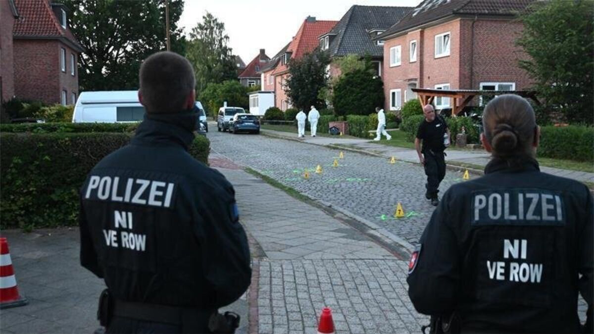 Die Spurensicherung am abgesperrten Tatort in der Dankersstraße: Der Tatverdächtige hat sich in der JVA das Leben genommen. Foto: Vasel