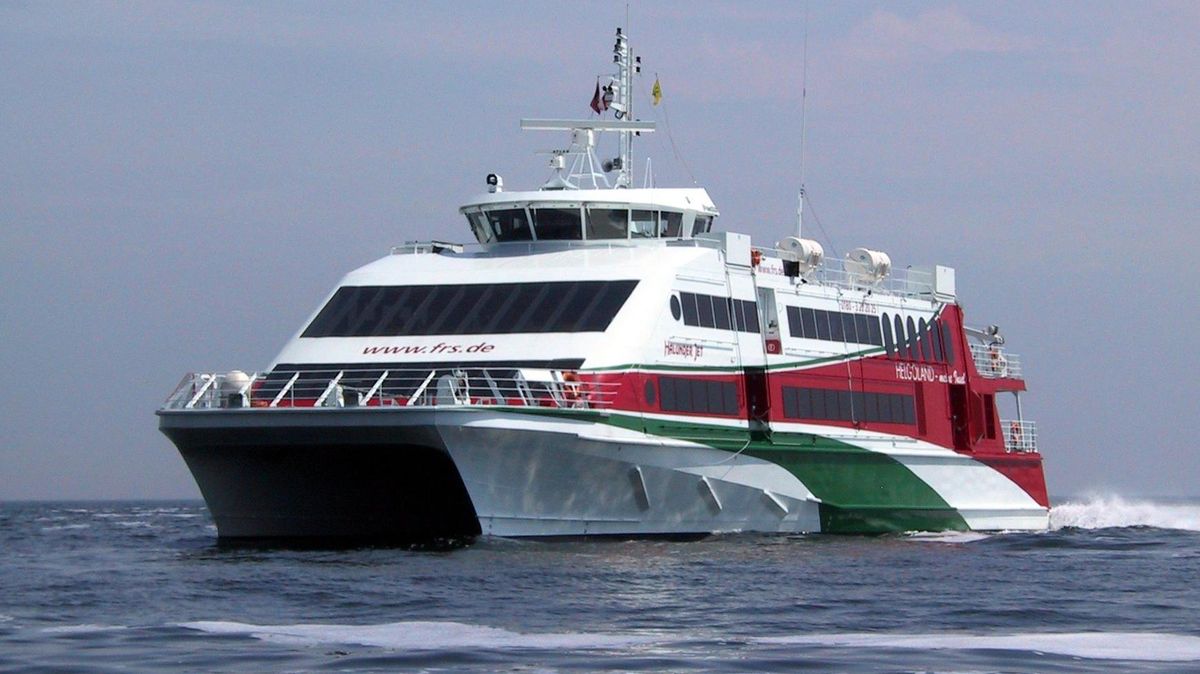 Der Start des zweiten Katamarans, der neben der "Halunder Jet"(Foto) zwischen Cuxhaven und Helgoland eingesetzt werden soll, verschiebt sich um einige Tage. Foto: Sax/dpa