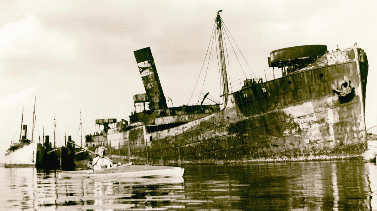 Dieses Bild machte Meinecke 1950. Zu sehen ist der 1945 in Kiel nach einem Luftangriff gesunkene und 1948 gehobene Frachter Detlef kurz vor dem Abwracken im Industriehafen Harburg. Dahinter sind ein weiterer Frachter und zwei Fisch-Dampfer zu sehen, vorne paddelt Regina Meinecke durch das von einem Ölfilm bedeckte Hafenbecken. Fotos: Oceanum Verlag