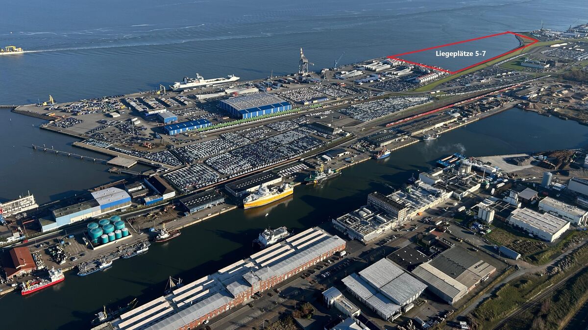 Der Cuxhavener Hafen aus der Vogelperspektive: Im Februar 2025 soll der Bau von drei neuen Liegeplätzen mit einer Gesamtlänge von 1250 Metern beginnen. Foto: Makel