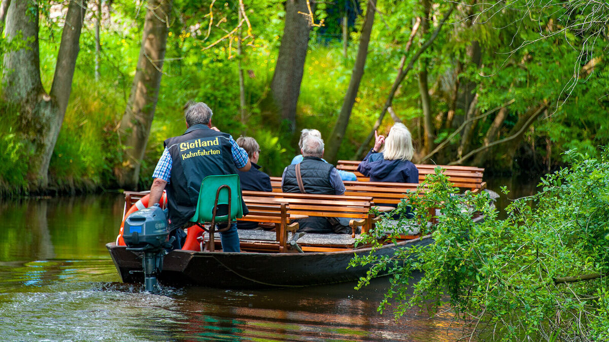 Die Sietland-Kahnfahrten sind bei Urlaubern, Tagesausflüglern und Cuxland-Bewohnern gleichermaßen beliebt. Derzeit sind aber nur kleine Touren ohne Abstecher zum Stichkanal möglich. Foto: Bernd Otten