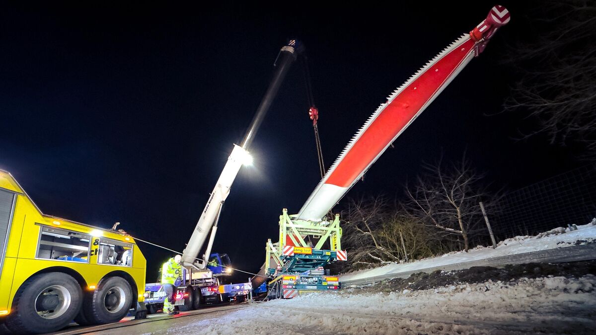 Der verunfallter Schwertransport ist mit einem Windkraftanlagen-Flügel beladen. Die Bergung gestaltet sich aufwendig. Foto: Polizei