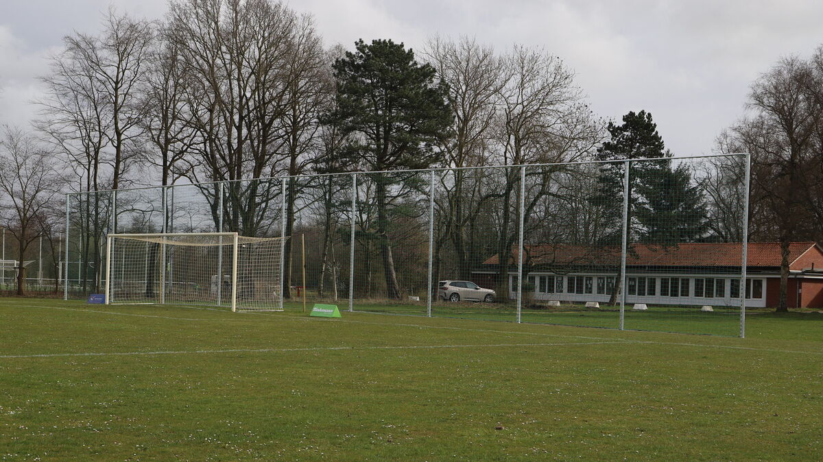 Die Fangnetze hinter einem Tor auf dem Grodener Sportplatz waren bereits beim vergangenen Heimspiel des FC Cuxhaven fertiggestellt. Auf der anderen Seite sollte es auch schnell gehen. Eine Erleichterung, vor allem für die Torhüter. Foto: Witthohn