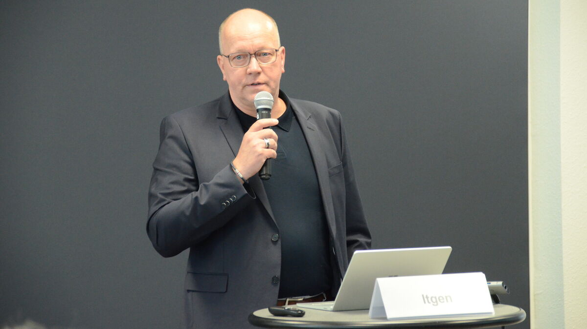 Marc Itgen präsentierte die Energieinsel Medemgrund. Foto: Rohde