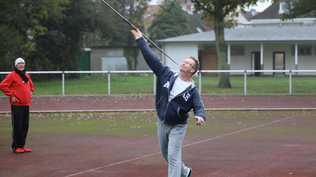 CN/NEZ-Sportredakteur Frank Lütt gewinnt die Disziplin Speerwurf, weil er als 50-Jähriger doch mehr Kraft in seinen Wurf legen kann als sein 36 Jahre älterer Konkurrent Helmut Brüning (l.). Foto: Unruh