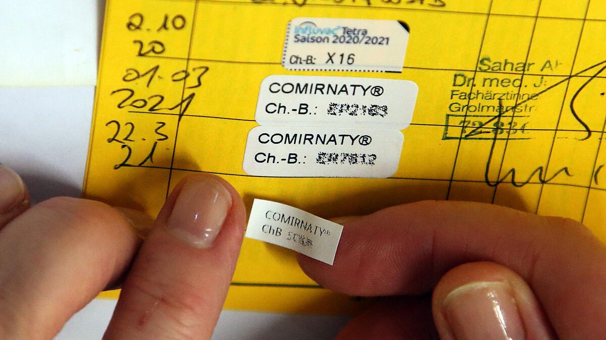 Die Drittimpfungen gegen das Corona-Virus stellen die Hausärzte auch in Cuxhaven vor enorme Herausforderungen. Die STIKO empfiehlt die Drittimpfung aktuell für Risikopatienten über 70, die Nachfrage ist groß. Doch die Kapazitäten in den Praxen sind beschränkt. Foto: Wolfgang Krumm/dpa