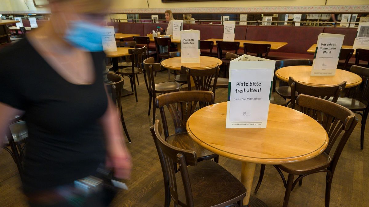 Ab heute gelten neue Corona-Regeln im Kreis Cuxhaven. So darf unter anderem die Innengastronomie wieder öffnen. Foto: Kneffel/dpa