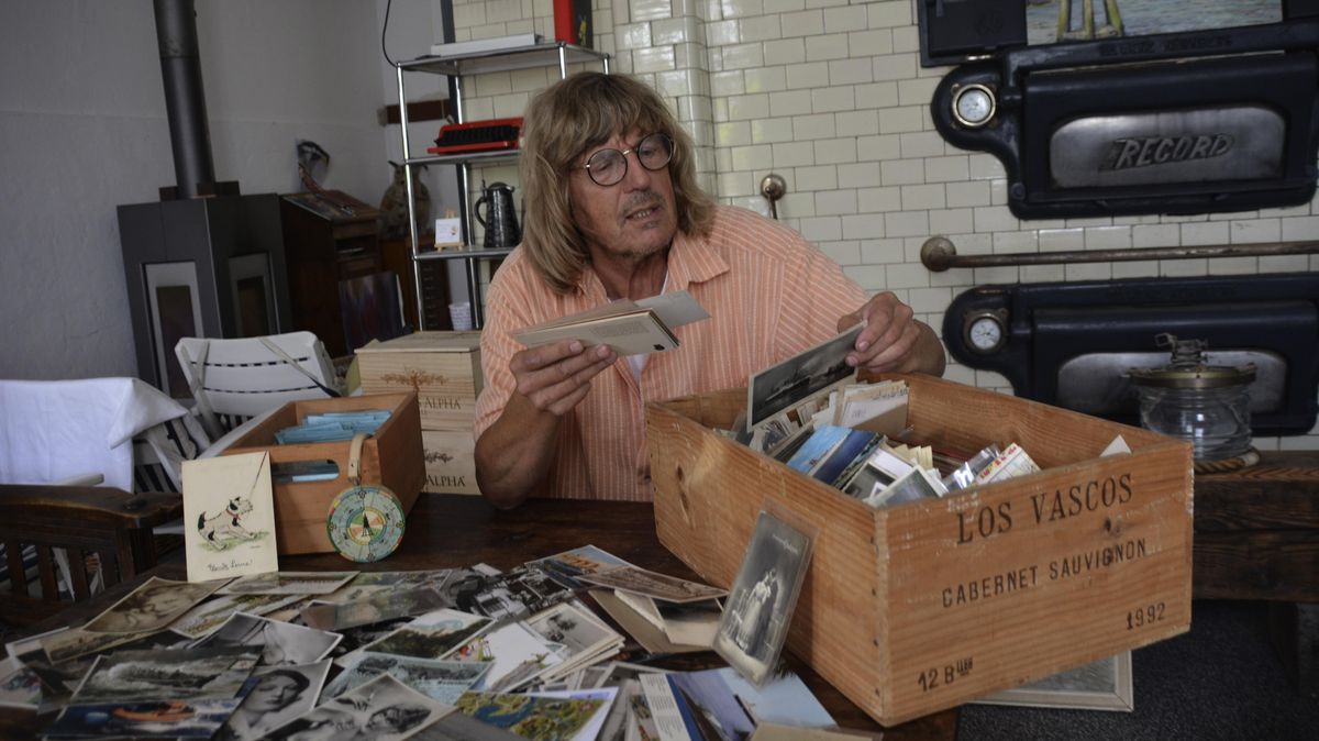 Bernhard Jaeger aus Cuxhaven ist leidenschaftlicher Postkartensammler. Denn hinter jeder dieser Karten stecke eine Geschichte, von Menschen,Mode und Gesellschaft. Foto: Seelbach