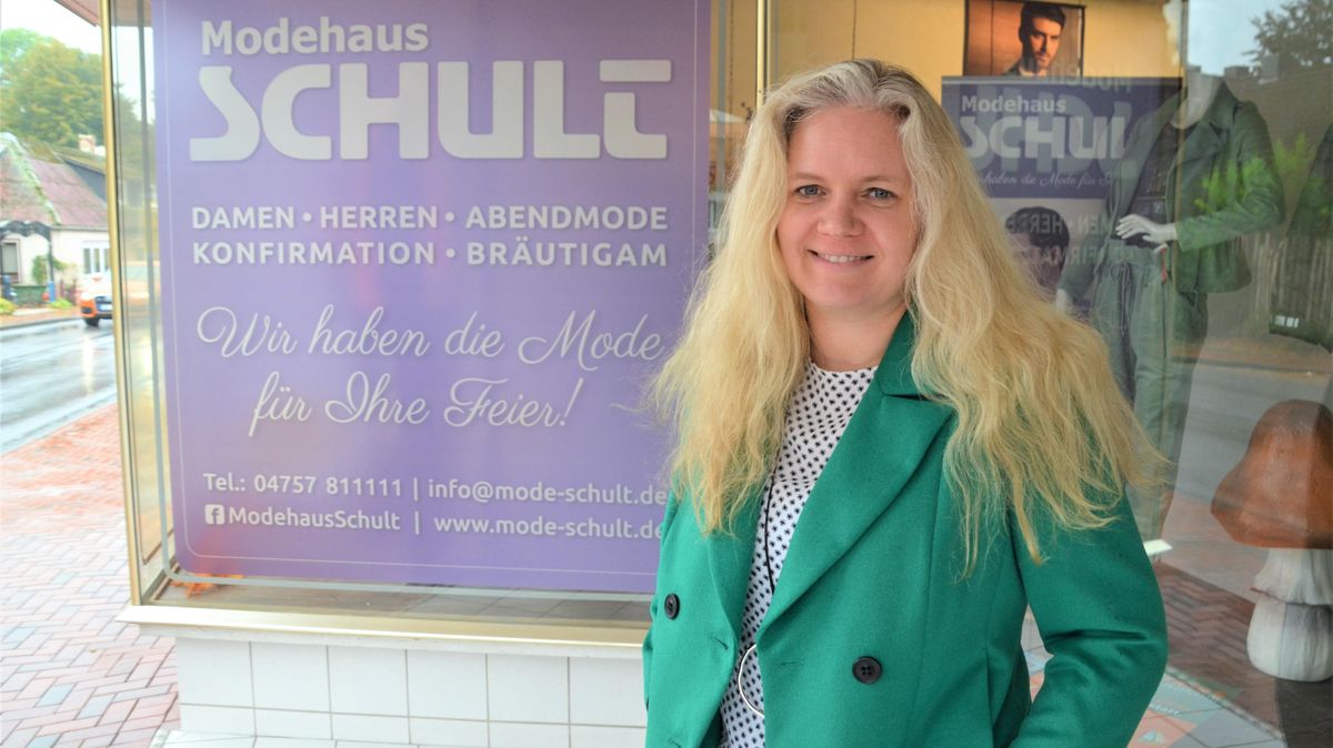 Verena Schult vom Modehaus Schult in Wanna hat positive Erfahrungen mit der digitalen Rabatt-Coupon-App Deich-Deals gemacht. Foto: Käfer