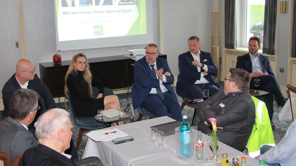 Die Diskussionsteilnehmer beim UVC-Wirtschaftsgespräch (v.l.): Markus Itjen, Bürgermeister der Wurster Nordseeküste, Landtagsabgeordneter Claus Seebeck, Landrat Thorsten Krüger und erste Stadträtin Andrea Pospich sowie Moderator Ulrich Rohde. Foto: Domke-Feiner
