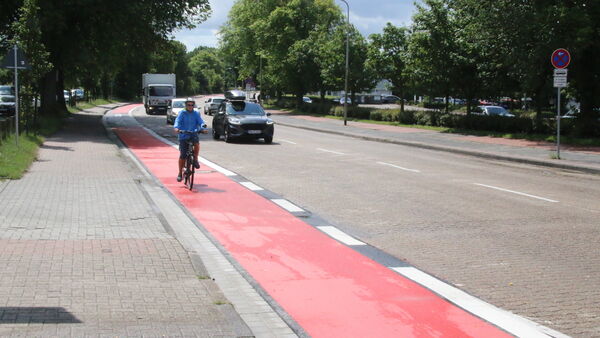 Neuer Radweg in Cuxhaven: Auf dieser viel befahrenen Straße haben Radler nun Vorfahrt