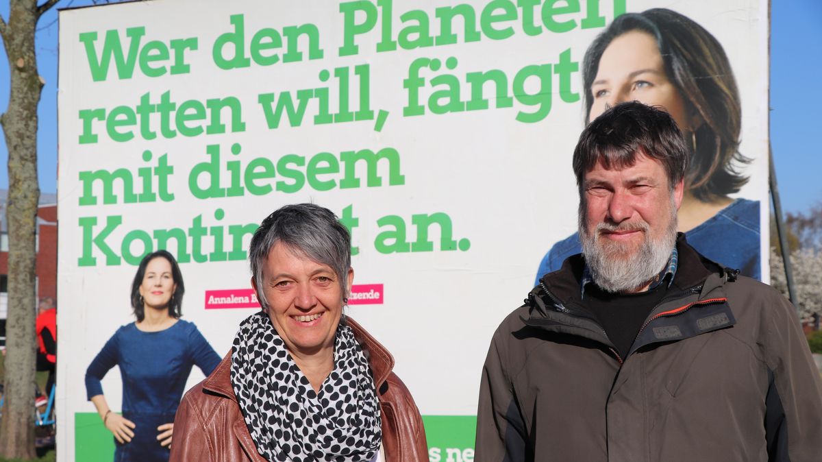 "Wer den Planeten retten will, fängt mit diesem Kontinent an", steht auf dem Wahlplakat mit Annalena Baerbock (Bündnis 90/Die Grünen) für die Europawahl am 26. Mai. Christine Babacé (l.) und Christof Lorenz vom Cuxhavener Ortsverband der Grünen haben einige Forderungen, was im Cuxland passieren muss, um den Werbespruch in die Tat umzusetzen. Foto: Tiedemann