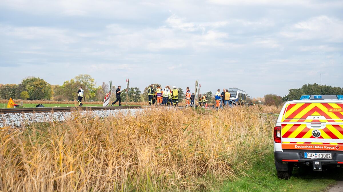Rettungskräfte und Notfallseelsorger betreuen die anwesenden Personen und sichern die Unfallstelle nach der Kollision in Mulsum. Foto: Keck