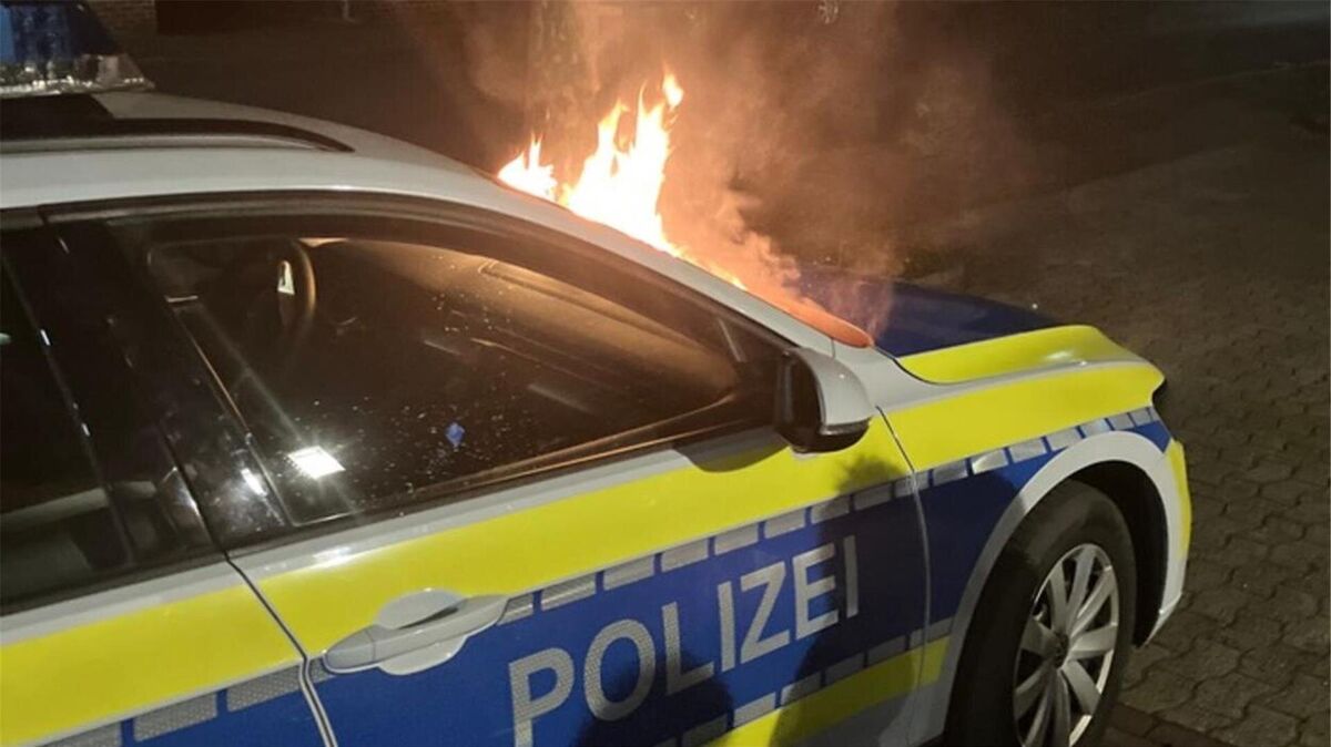 In der Nacht steht der Streifenwagen der Polizei in Flammen. Foto: Polizei