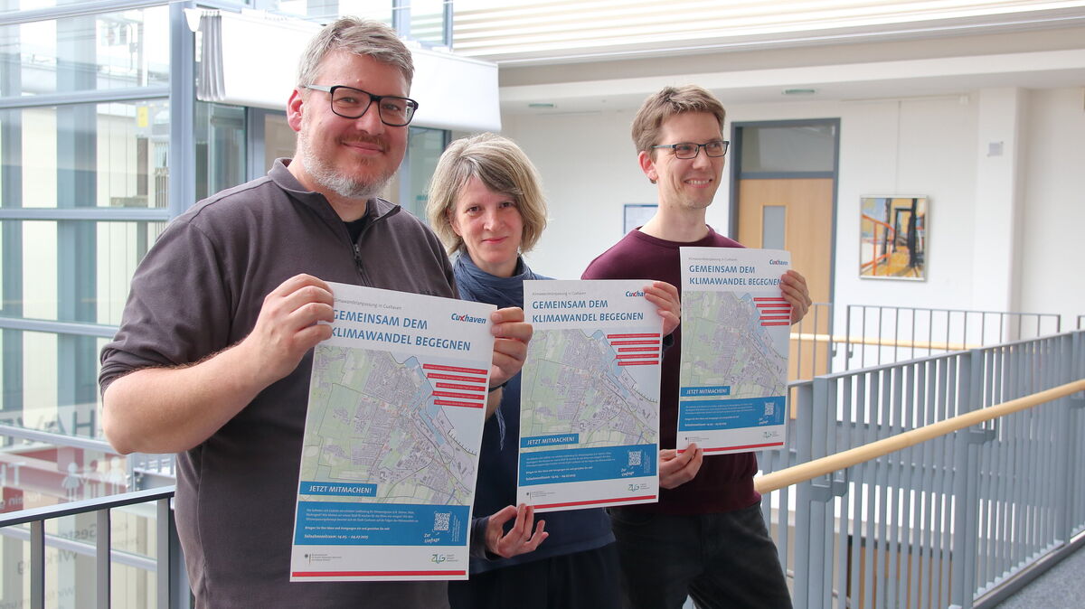 Klimaanpassungsmanager Daniel Baumgärtner, Fachbereichsleiterin Anja Stute und Christian Wolf (Leiter der Abteilung Naturschutz, Landwirtschaft und Grünflächenplanung, v. l.) weisen mit Plakaten auf die bis zum 4. Juli laufende Bürgerumfrage hin. Foto: Koppe
