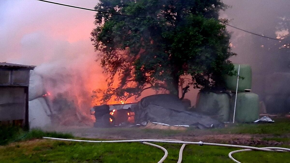 Beim Eintreffen der ersten Einsatzkräfte brannten bereits zahlreiche Heu- und Silage-Rundballen lichterloh. Foto: Jürgen Lange