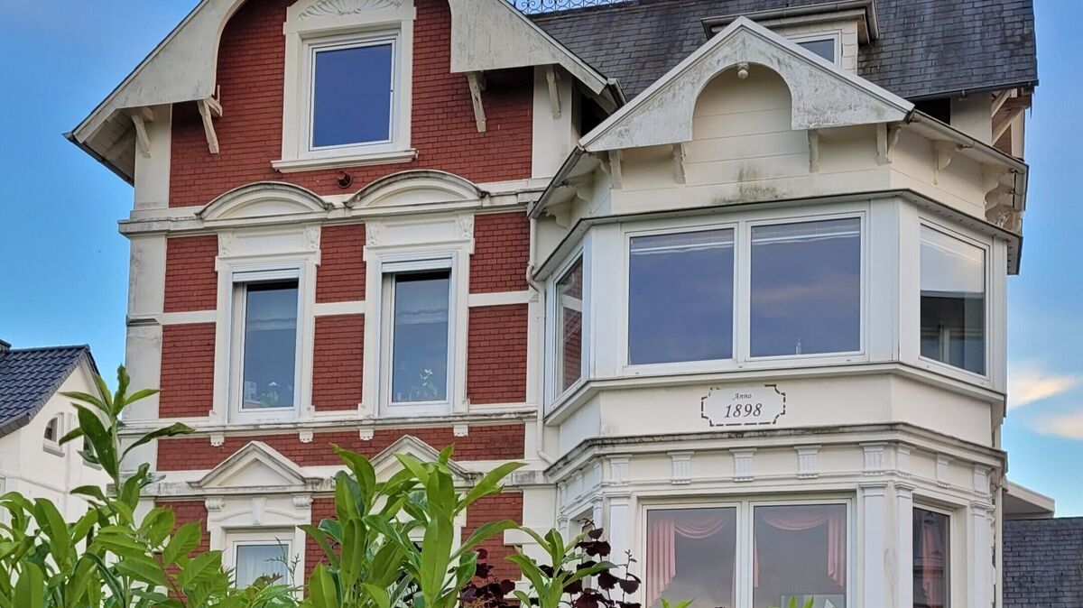Ein 127 Jahre altes Anwesen direkt am Deich: Genau das macht den Reiz dieser 1898 erbauten Stadtvilla an der Dohrmannstraße in Cuxhaven aus. Foto: Mangels