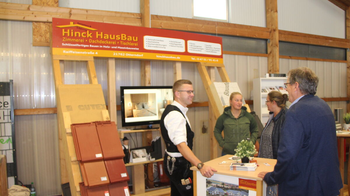 Bürgermeister Claus Johannßen beim Messerundgang am Stand des Baugeschäfts Hinck. Foto: Kramp