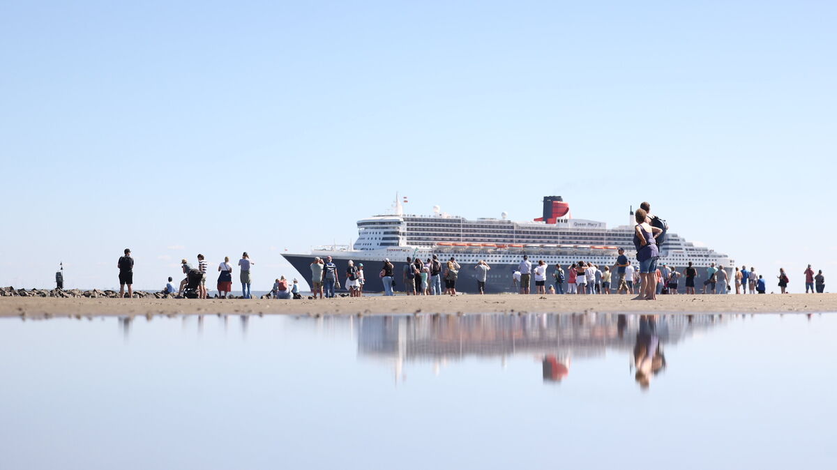Hunderte Interessierte und Schiff-Fans verfolgen mit ihren Blicken die „Queen Mary 2“, wenn der letzte Ozeanliner vor Cuxhaven vorbeizieht. Foto: Larschow