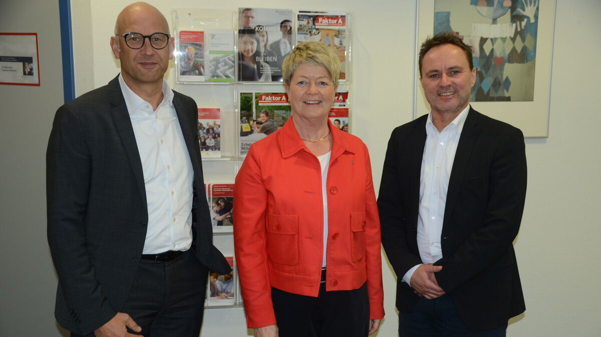 Dagmar Froelich, Vorsitzende der Geschäftsführung der Agentur für Arbeit Stade, mit Dr. Jan-Peter Halves von der Kreishandwerkerschaft Elbe-Weser (l.) und Dirk Immken, Leiter Aus- und Weiterbildung der IHK Elbe-Weser. Foto Rohde