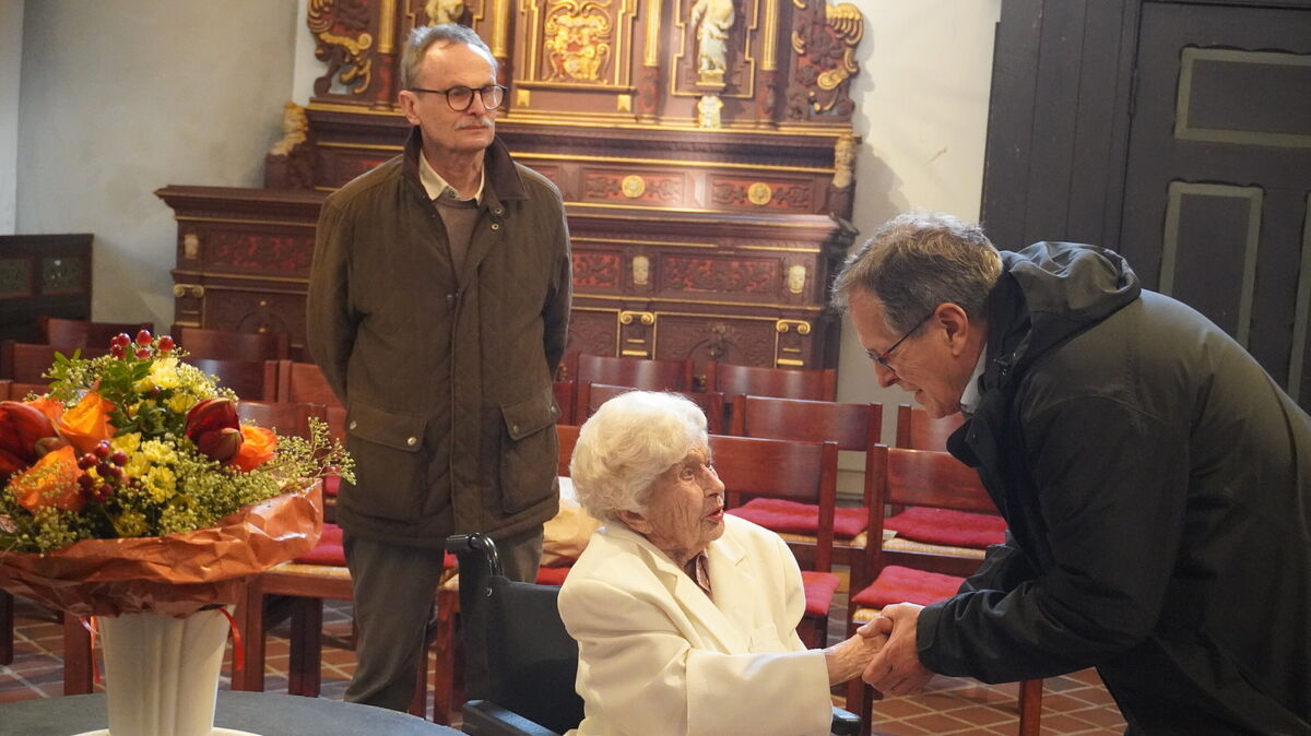 Gertrud Walter wurde von ihrem Neffen in die St. Severi-Kirche in Otterndorf gebracht, wo sie von Bürgermeister Claus Johannßen begrüßt wurde. Foto: Brettschneider