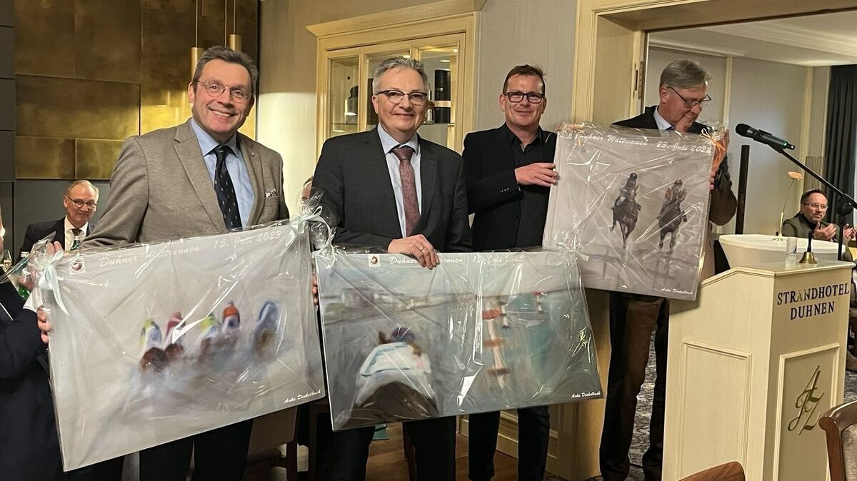 Für 50 Jahre Sponsoring des Duhner Wattrennens nach der Wiederaufnahme erhielten die anwesenden Sponsorenvertreter Ralf Drossner (CNV-Medien), Bernhard Dohne (Hotel Strandperle) und Knut Kokkeling (Niedersachsen Ports GmbH & Co. KG) von Präsidenten einen Bilderdruck von Wattrenn-Künstlerin Anke Dinkelbach. Foto: Kirsten Drossner