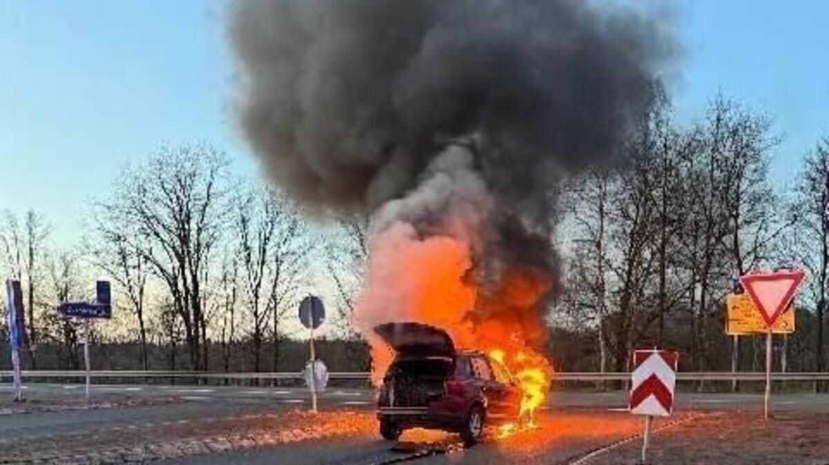 Auf der A27-Abfahrt der Anschlussstelle Debstedt fängt das Auto plötzlich Feuer. Foto: Polizei