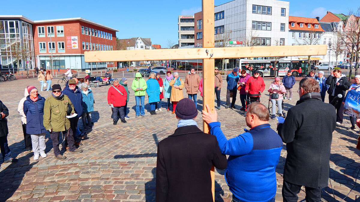 Straßen und Plätze werden zu Wegen. Gemeinsam stehen die Teilnehmer auf dem Kaemmererplatz. Foto: Tonn