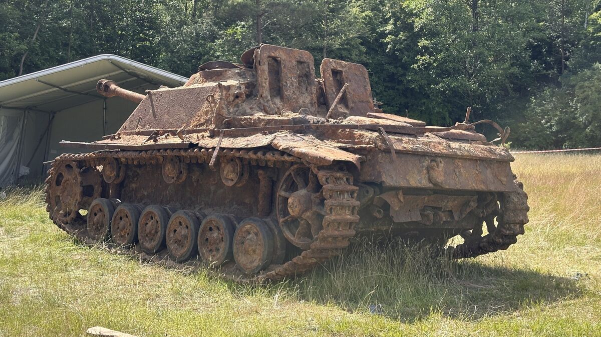Nach der Bergung mit einem Kran steht das 29 Tonnen schwere Sturmgeschütz III auf dem Stützpunkt an einem Zwischenlagerplatz. Foto: Reese-Winne