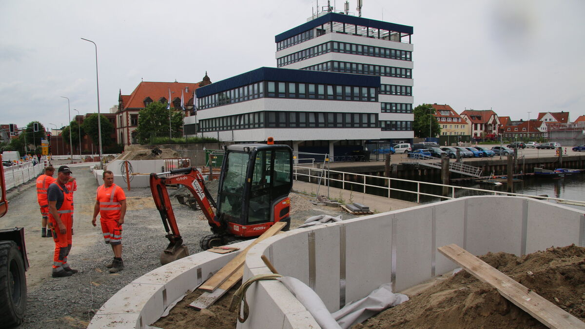 Bauarbeiter formen das Deichfenster: An der Konrad-Adenauer-Allee in Cuxhaven entsteht ein neues maritimes Highlight, das bald einen einzigartigen Blick auf den Hafen bieten wird. Foto: Potschka