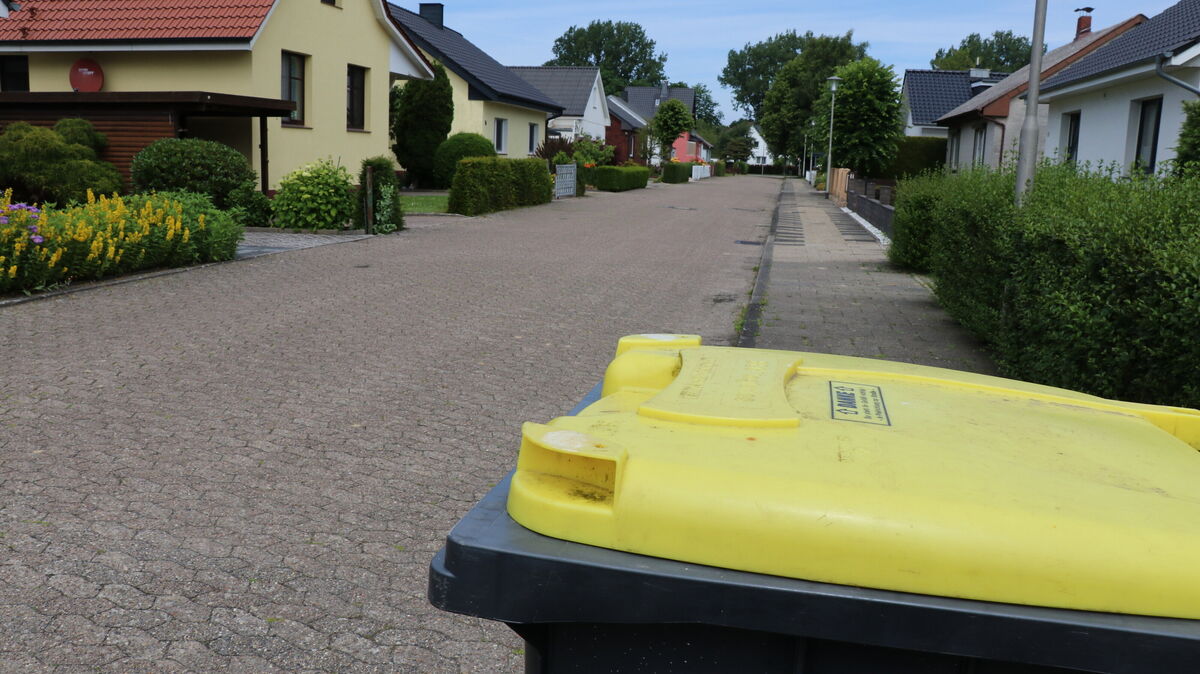 Wiederkehrendes Problem im Lindenweg: Einige Gelbe Tonnen werden auf der linken Seite der Straße nicht geleert. Die betroffenen Anwohner suchen nach Auswegen aus der Situation. Foto: Mangels