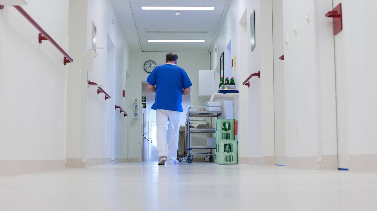 Ursächlich seien dafür anders als in früheren Corona-Wellen vor allem massive Ausfälle des Personals aufgrund von Isolation und Quarantäne. Aber auch die Zahl der Corona-Patienten auf den Normalstationen sei immer noch hoch. Gesundheitswesen Krankenhaus Krankenhäuser Pflege Foto: dpa/Philipp Schulze