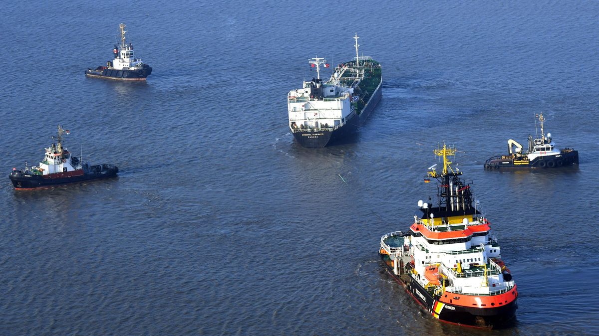 Der Tanker "Oriental Nadeshiko" in der Elbe. Foto: Scheer