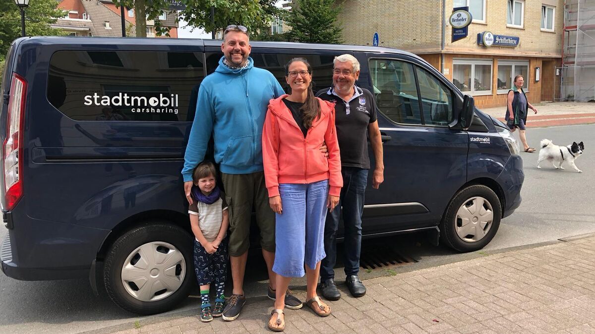 Die junge Familie von Staden ist mit dem Kleinbus von "Stadtmobile" aus Karlsruhe zum Urlaub nach Cuxhaven gefahren und weiß die große Flexibilität zu schätzen. Auch Renter Michael von Staden hat sein Auto abgeschafft und nutzt gern das Carsharing-Angebot in Cuxhaven zu Ausflügen oder zum Einkauuf. Foto: privat
